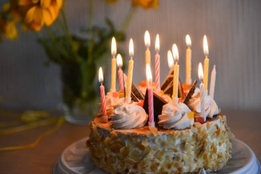 masada mumlarla doğum günü pastası. Dusk