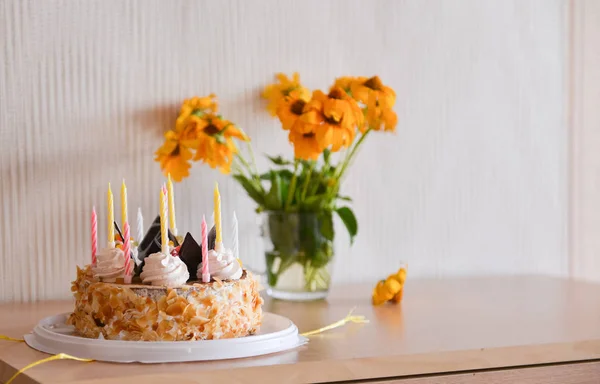 Pastel de cumpleaños con velas en la mesa. anochecer —  Fotos de Stock