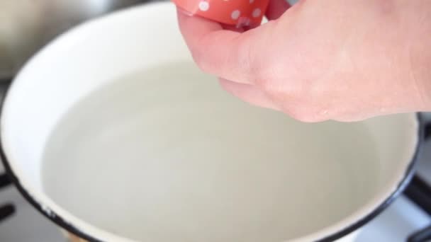 Zelfgemaakte kippeneieren decor voor de feestdag van Pasen in een kom van gekookt water mislukken sticker gemaakt van plastic stippen rode kleur — Stockvideo