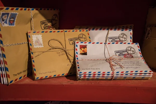 Noel Baba'ya mektup konutunda bir rafta.