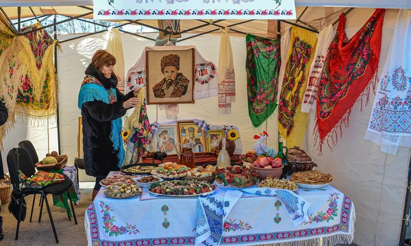 Üzerinde Taras Shevchenko 'nun portresi olan bir çadır. Ukrayna ulusal yemekleriyle dolu bir masa. Karnaval kutlaması. Bilogorotka. Ukrayna. Shrovetide, 25 Şubat 2017