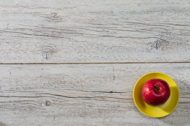 Sarı bir daire kırmızı elma