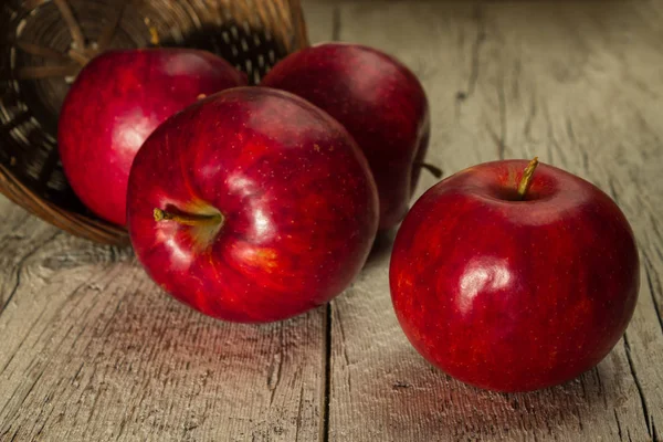 Κόκκινα μήλα σε καλάθι — Φωτογραφία Αρχείου