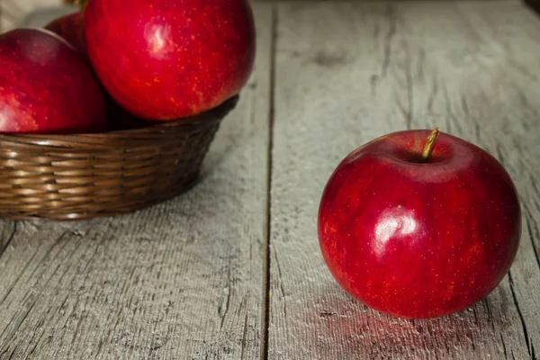 Tahta arka planda kırmızı elma — Stok fotoğraf
