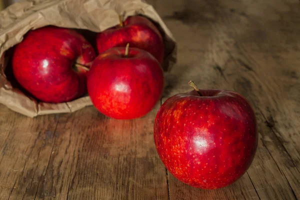 Pomme rouge avec sac en papier — Photo