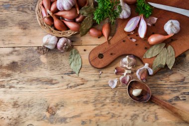Soğan Sarımsak ahşap zemin ile