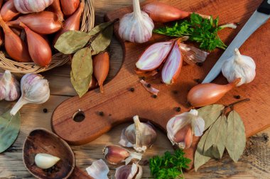 Dağınık sarımsak ve scallions soğan, soyulmuş, kesmek