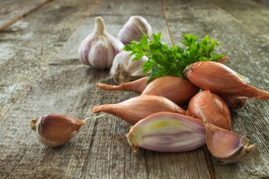 Soğancık bütün ve kesilmiş soğan