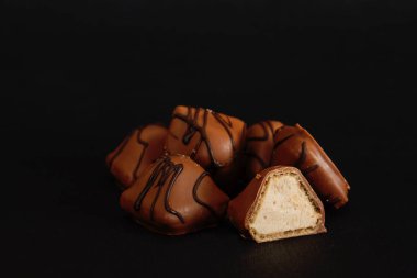 Siyah arka planda çikolata şekeri