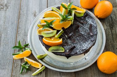 Çikolata kaplı pasta portakal ile