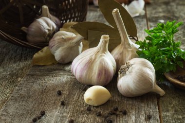 Sarımsak defne yaprağı, maydanoz ve kırmızı biber bezelye closeu