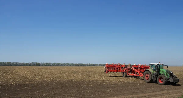 DYKANKA, UCRÂNIA - 30 de abril de 2017: Agricultor cultiva um campo para — Fotografia de Stock