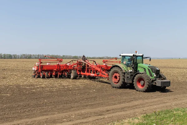 DYKANKA, UCRÂNIA - 30 de abril de 2017: Agricultor cultiva um campo para — Fotografia de Stock