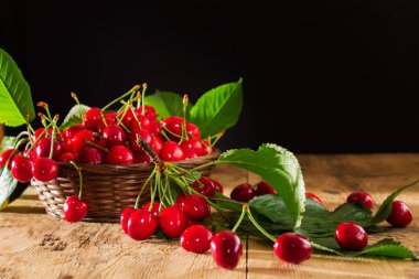 Sepette kırmızı kirazlar