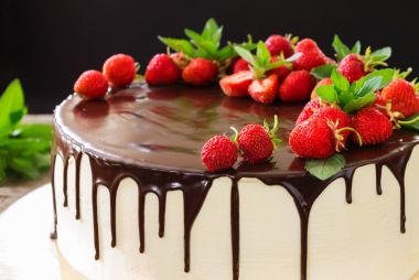 Çilek yakın çekim ile pasta