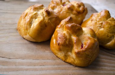 Ev yapımı hamur tatlı çörekler. Pasta puf. Tatlı pasta, yemek, fast food. Besi yemek. Tatlı, taze pişmiş aperatif. , Yemek pişirme. Hamur mayaları. Turta üretim. Fırın çöreği. Unlu Mamüller