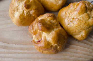 Ev yapımı hamur tatlı çörekler. Pasta puf. Tatlı pasta, yemek, fast food. Besi yemek. Tatlı, taze pişmiş aperatif. , Yemek pişirme. Hamur mayaları. Turta üretim. Fırın çöreği. Unlu Mamüller