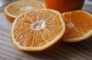 Taze portakal ahşap masanın üzerine dilimlenmiş. Olgun meyve natürmort. Sulu narenciye dilimlenmiş. Turuncu arka plan. Turuncu meyve Close-Up