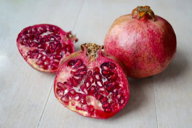 Ahşap arka plan üzerine açık nar fotoğrafı