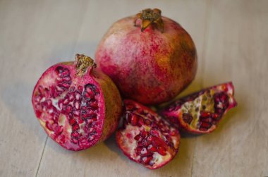 Ahşap arka plan üzerine açık nar fotoğrafı,