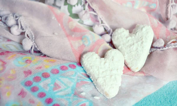 Kekse Herzform Auf Dem Textilen Hintergrund Boho Stil Liebe Konzept — Stockfoto