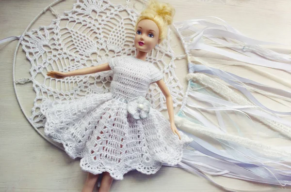 Lviv Ukraine Lipiec 2017 Lalka Barbie Ręcznie Robionej Białej Sukience — Zdjęcie stockowe