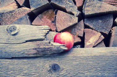 Bölünmüş, kurutulmuş ve yığılmış yakacak odun ve elma arka plan. Demet ahşap.