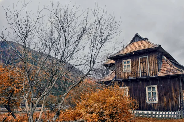 Montañas Los Cárpatos Otoño Con Una Casa Madera Colorido Paisaje — Foto de Stock