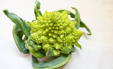 Brassica oleracea. Romanesco lahana beyaz arka plan üzerinde izole.