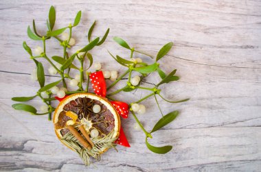 Yeni yıl ve Noel dekorasyonları ahşap arka plan üzerinde ökseotu ile. Doğa arka plan.