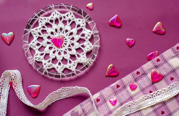 Ethno-Design, Boho-Stil, Stammessymbol.Lila und rosa Herz als Symbol für den Valentinstag. Elemente aus Baumwollspitze und Jacquard-Sieb — Stockfoto