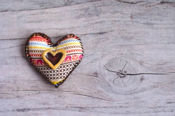 Textiel hart van handgemaakte met etnische sieraad op een grijsachtig oude leeftijd achtergrond. Landelijke stijl. Keramische hart als een element van decor. Aftelkalender voor Valentijnsdag — Stockfoto