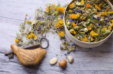 Ivan-çay, Peygamber Çiçeği, calendula, heather ve kekik bitkisel çay. Sağlık ve uzun ömür için anahtar.