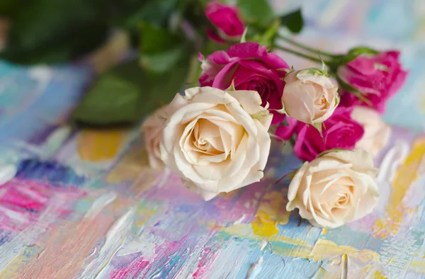 Miniatyr rosor på en vacker bakgrund. Konsistens av akrylmålning. Festlig photocomposition. — Stockfoto