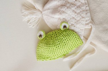 Çocuk çengel şapka bir kurbağa şeklinde el yapımı.