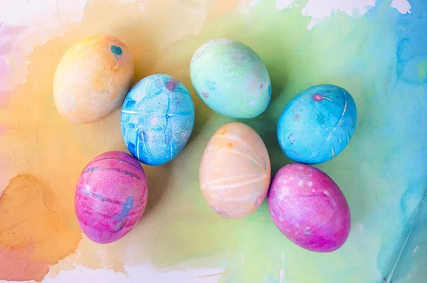 Fondo de acuarela con coloridos huevos de Pascua arco iris. Fotocomposición suave y pintoresca de primavera . — Foto de Stock