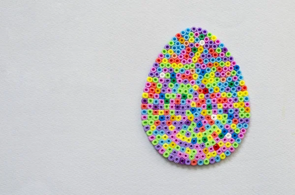 Húsvéti tojás a színes hőre lágyuló műanyagok. A fénykép tartalmaz egy sor szöveg. — Stock Fotó