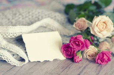 Bir buket gül ihale Merinos yün ve ahşap gri bir arka plan üzerinde.