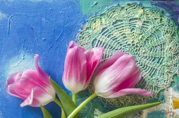 Gyönyörű Kompozíció Rózsa Tulipánnal Mintás Háttérrel Tavaszi Virágos Fotó — Stock Fotó