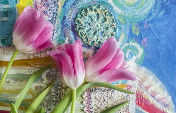 パターンを背景にバラチューリップと美しい組成物 春の花アート写真 — ストック写真