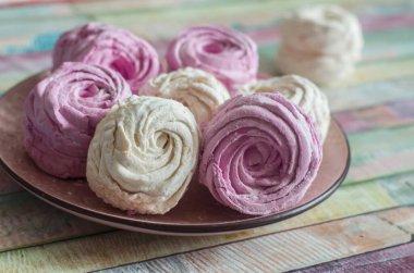 Renkli arkaplan görünümlü ev yapımı marshmallow zephyr grubu