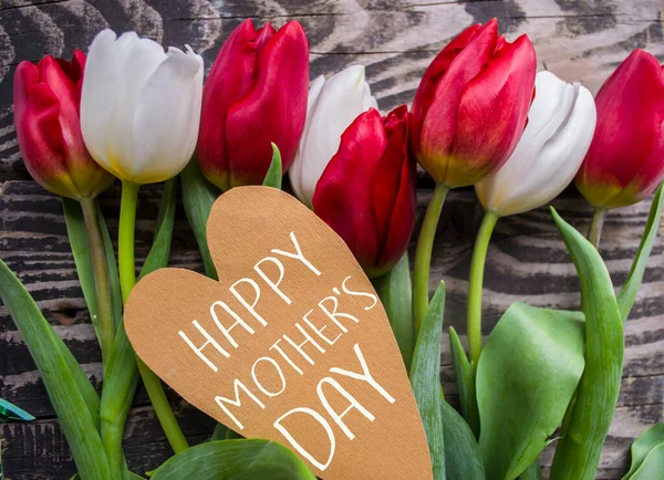 Weiße Und Rote Tulpen Auf Hölzernem Hintergrund Muttertagskonzept — Stockfoto