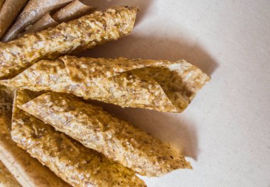 Tatlı, saf meyve pastili. Kurutulmuş böğürtlen ve meyvelerin doğal tatlısı. Faydalı tatlılık pastildir, meyve cipsidir. Beslenme vitamini. Vejetaryen yemeği. El yapımı tatlılar, tatlılık, tatlı.