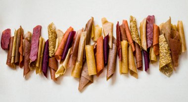 Tatlı, saf meyve pastili. Kurutulmuş böğürtlen ve meyvelerin doğal tatlısı. Faydalı tatlılık pastildir, meyve cipsidir. Beslenme vitamini. Vejetaryen yemeği. El yapımı tatlılar, tatlılık, tatlı.