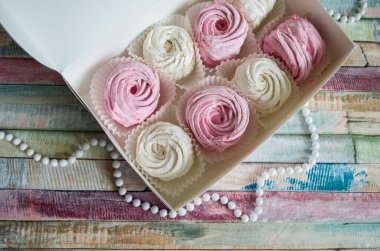 Renkli arkaplan görünümlü ev yapımı marshmallow zephyr grubu