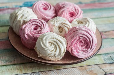 Renkli arkaplan görünümlü ev yapımı marshmallow zephyr grubu