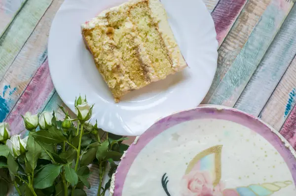 Кусок Карамельного Торта Сливками Фото Десерта — стоковое фото