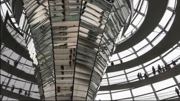 De koepel van het Rijksdaggebouw in Berlijn — Stockvideo