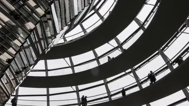 La cúpula del edificio del Reichstag en Berlín — Vídeos de Stock