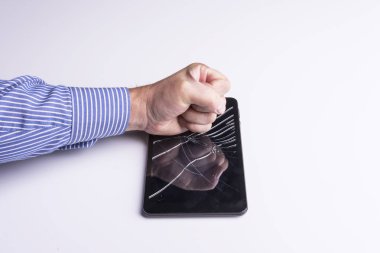 bir tablet ile kırık bir perde
